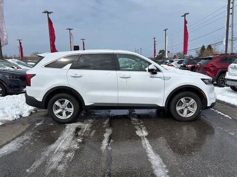 Certified 2023 Kia Sorento LX image 9
