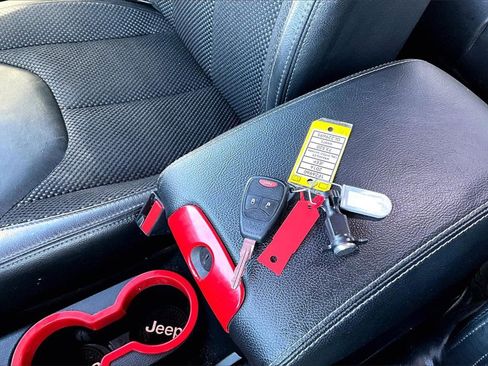 Used 2016 Jeep Wrangler Unlimited Sahara image 11