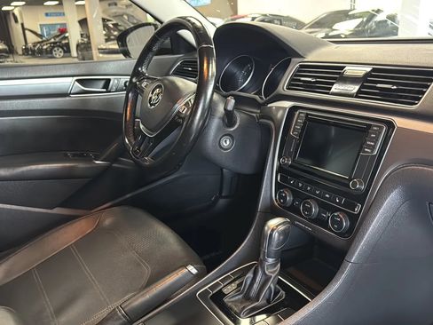 Used 2018 Volkswagen Passat 2.0T R-Line w/ R-Line Lighting Package FWD image 12