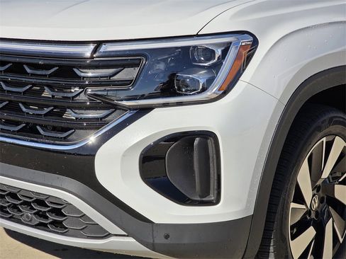 Used 2025 Volkswagen Atlas Cross Sport SEL image 6