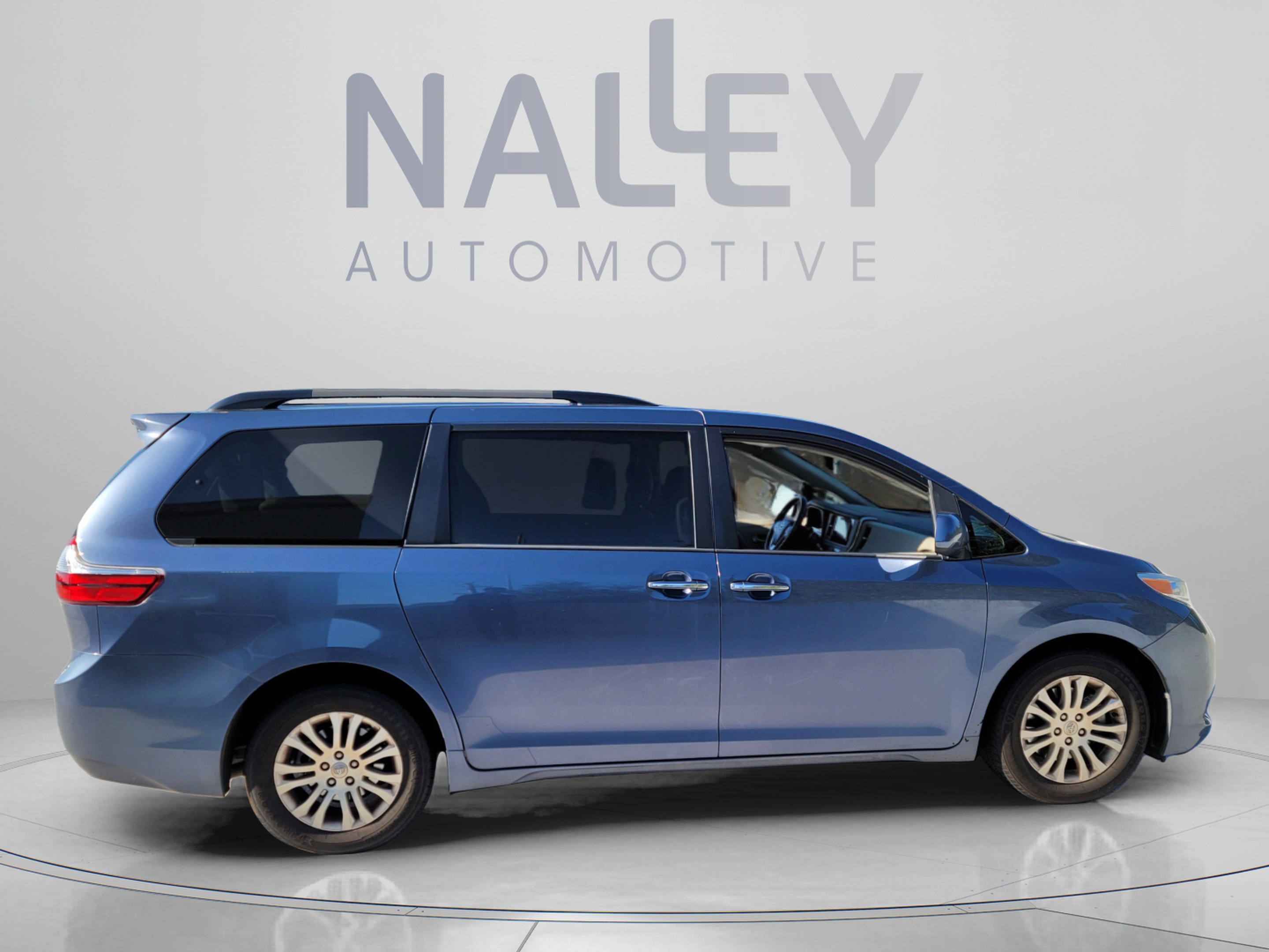 Used 2017 Toyota Sienna XLE FWD image 5