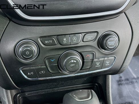 Used 2019 Jeep Cherokee Latitude w/ Cold Weather Group image 22