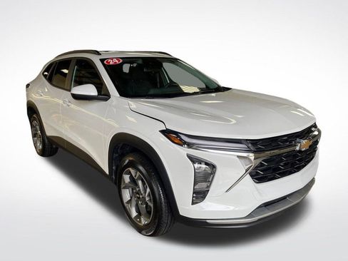 Certified 2024 Chevrolet Trax LT w/ Sunroof Package image 3