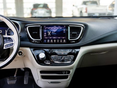 Used 2020 Chrysler Pacifica Limited FWD image 22