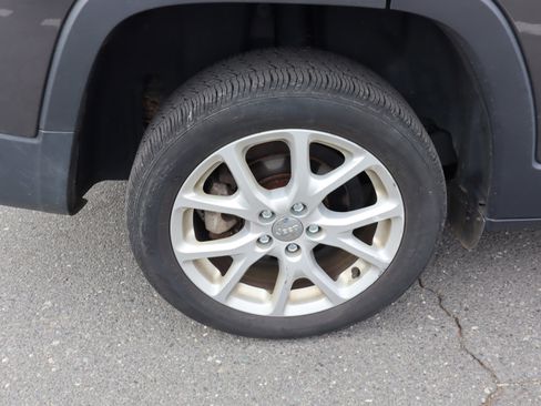 Used 2015 Jeep Cherokee Latitude w/ Cold Weather Group image 38