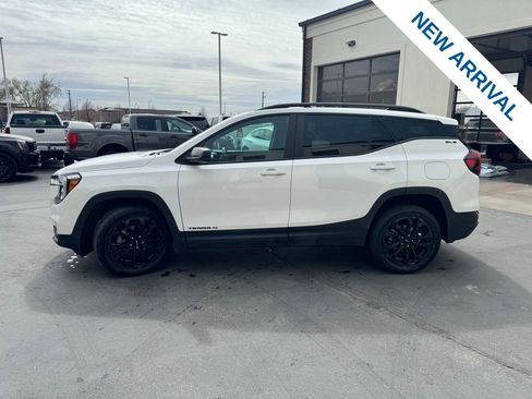 Used 2022 GMC Terrain SLE w/ Driver Convenience Package image 4