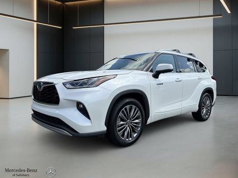 Used 2020 Toyota Highlander Platinum FWD image 1