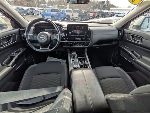 Used 2024 Nissan Pathfinder SV w/ SV Premium Package image 32