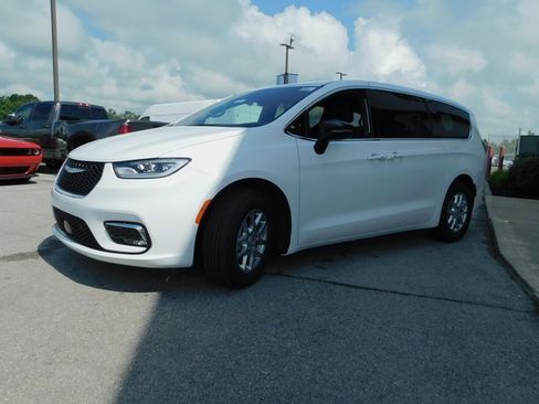 New 2026 Chrysler Pacifica Select image 4