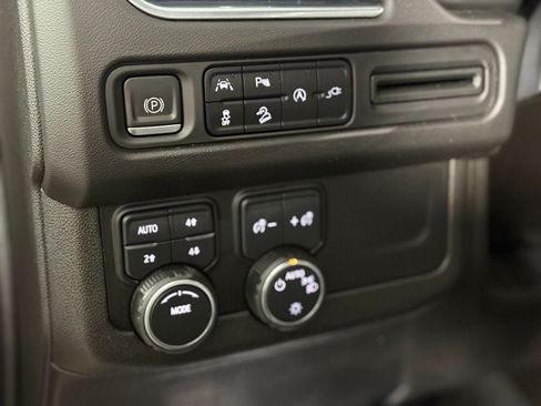 Used 2021 Chevrolet Tahoe Z71 w/ Luxury Package AWD/4WD image 19