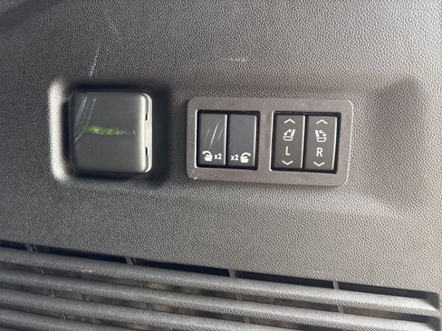 Used 2024 GMC Yukon XL Denali image 11