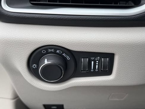 Used 2023 Chrysler Voyager LX FWD image 13
