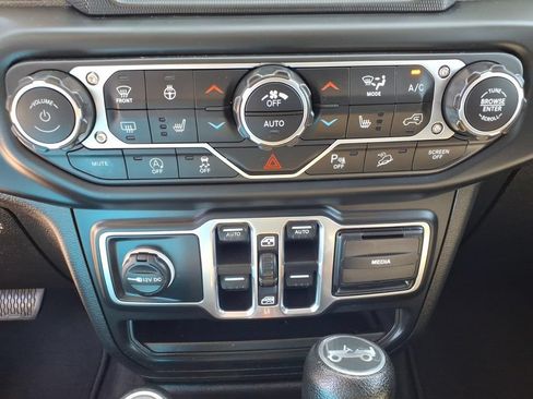 Used 2018 Jeep Wrangler Unlimited Sahara AWD/4WD image 7