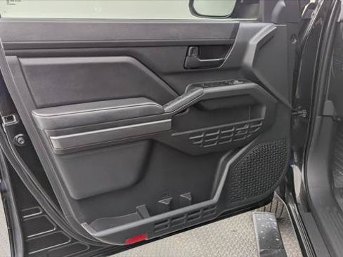 Used 2025 Toyota Tacoma SR5 AWD/4WD image 9