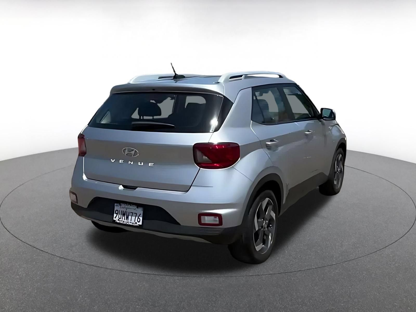 Used 2025 Hyundai Venue SEL FWD image 13