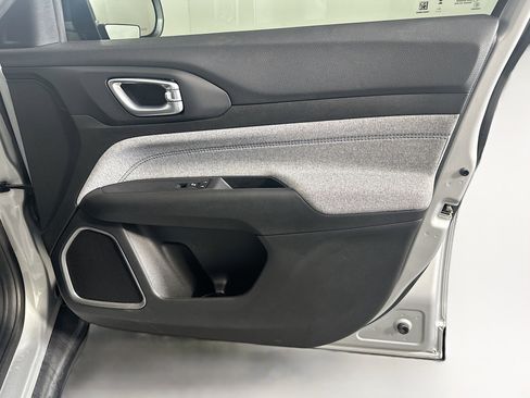 Used 2024 Jeep Compass Latitude image 33