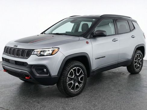 Used 2025 Jeep Compass Trailhawk AWD/4WD image 3