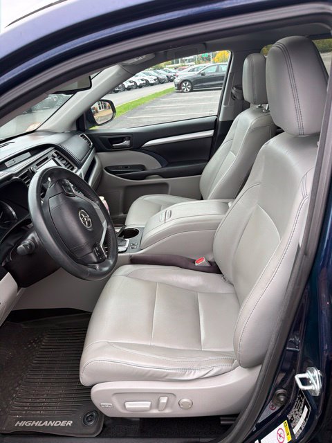 Used 2016 Toyota Highlander XLE AWD/4WD image 18