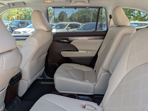 Used 2021 Toyota Highlander Platinum FWD image 15