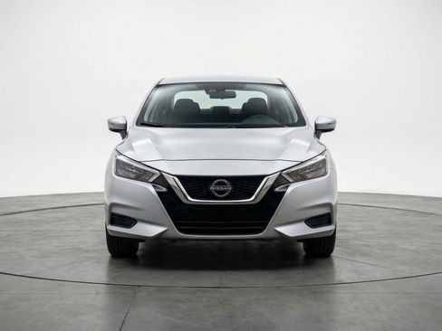 Used 2025 Nissan Versa SV image 2