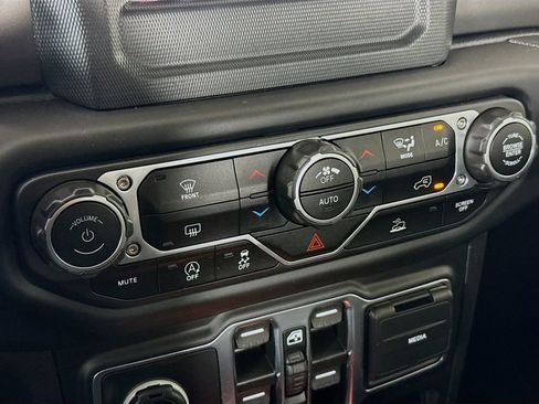 Used 2023 Jeep Gladiator Willys image 16