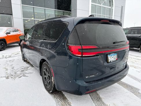 Used 2024 Chrysler Pacifica Premium image 6