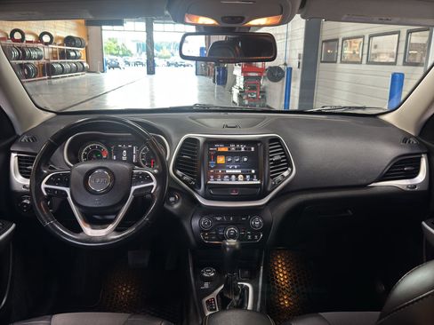Used 2018 Jeep Cherokee Latitude Plus w/ Cold Weather Group AWD/4WD image 13