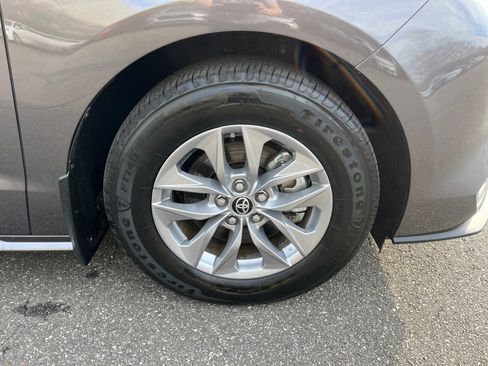 Certified 2024 Toyota Sienna XLE image 28