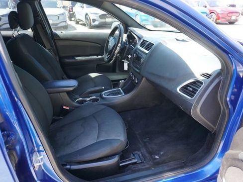 Used 2014 Dodge Avenger SE image 3