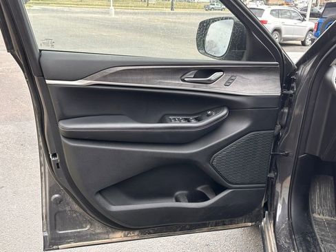 Used 2023 Jeep Grand Cherokee L Limited image 12