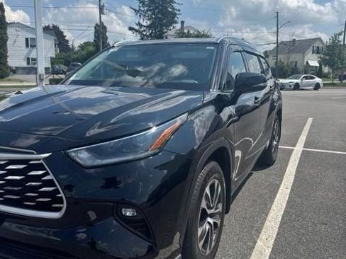 Used 2021 Toyota Highlander XLE AWD/4WD image 4