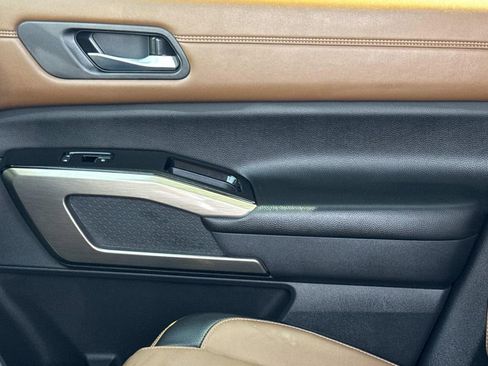 Used 2024 Nissan Pathfinder Platinum w/ Black Appearance Package image 22