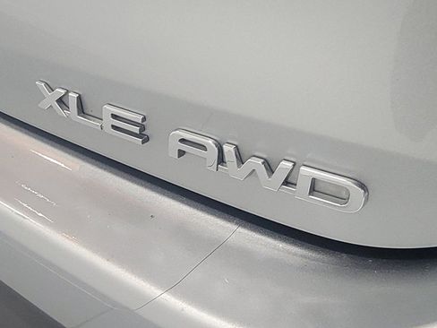 Certified 2021 Toyota Highlander XLE image 9