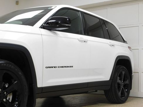 Used 2023 Jeep Grand Cherokee Altitude AWD/4WD image 16