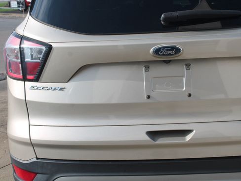 Used 2018 Ford Escape SE w/ SE Sync 3 Package FWD image 5