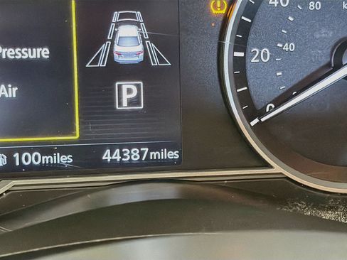 Used 2024 Nissan Versa SV FWD image 8