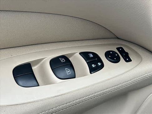 Used 2017 Nissan Pathfinder SV FWD image 16