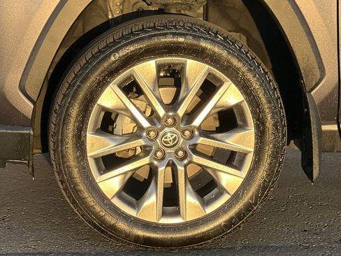 Used 2023 Toyota RAV4 XLE Premium image 28