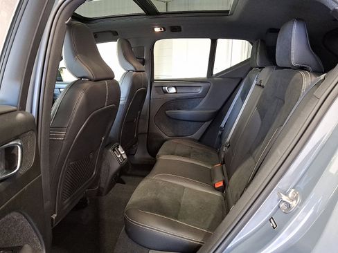 Used 2022 Volvo XC40 T5 R-Design w/ Climate Package image 10