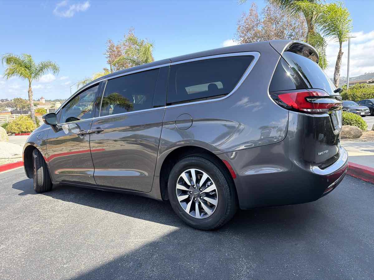 Used 2023 Chrysler Pacifica Touring-L FWD image 10