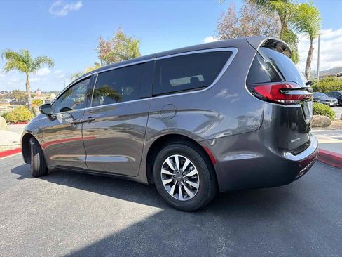 Used 2023 Chrysler Pacifica Touring-L FWD image 10
