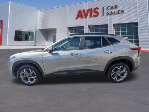 Used 2025 Chevrolet Trax LT w/ LT Convenience Package FWD image 10