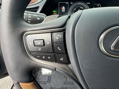 Used 2025 Lexus ES 300h w/ Luxury Package image 25