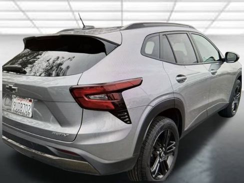 Used 2025 Chevrolet Trax ACTIV w/ Sunroof Package image 2