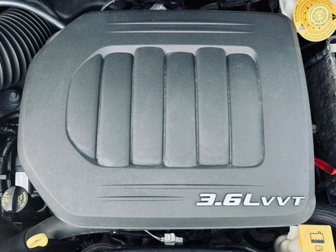 Used 2018 Dodge Grand Caravan SE FWD image 3