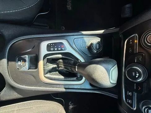 Used 2017 Jeep Cherokee Latitude AWD/4WD image 26