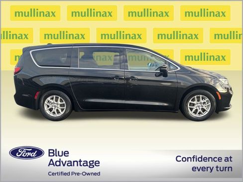 Used 2024 Chrysler Pacifica Touring-L image 2