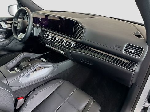 Used 2025 Mercedes-Benz GLS 580 4MATIC image 32