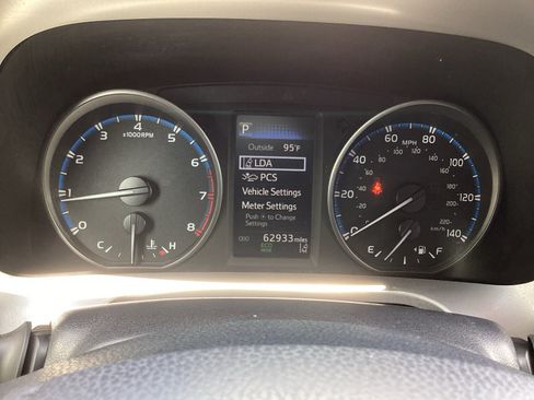 Used 2017 Toyota RAV4 LE FWD image 21