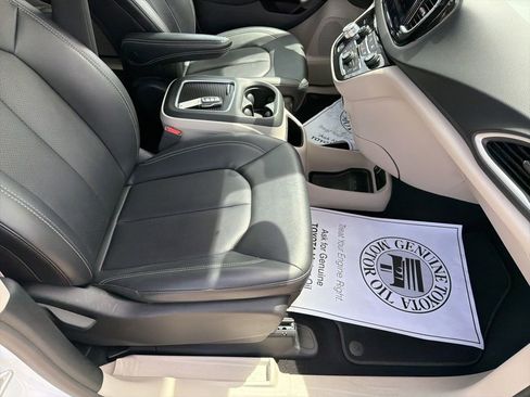 Used 2024 Chrysler Pacifica Touring-L FWD image 23